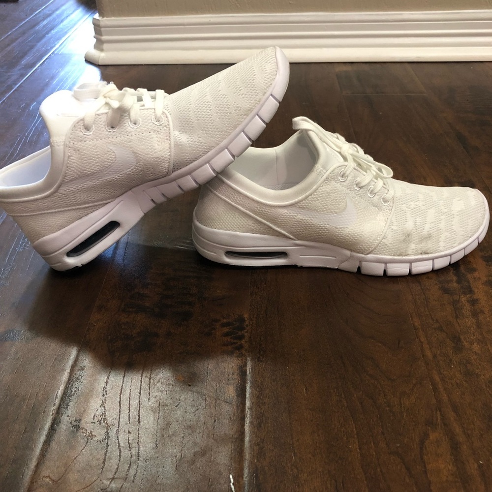 White Nike SB Jankowski shoes